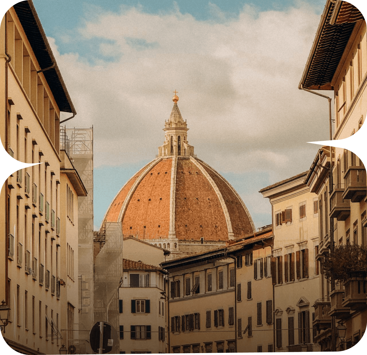 Il Duomo di Firenze visto da una via del centro